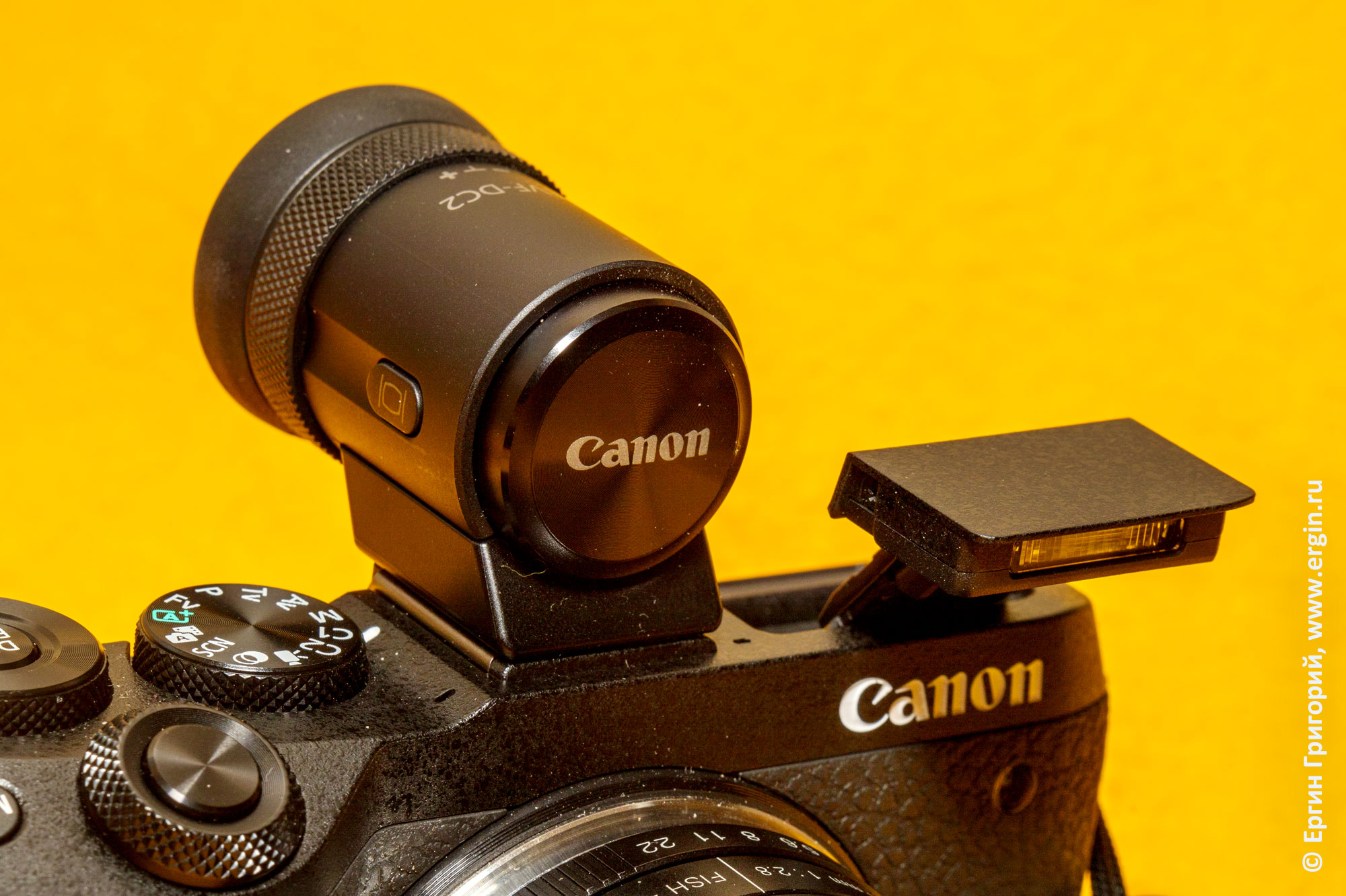 Canon M6 Mark 2 с установленным электронным видоискателем Canon EVF-DC2 и поднятой встроенной вспышкой