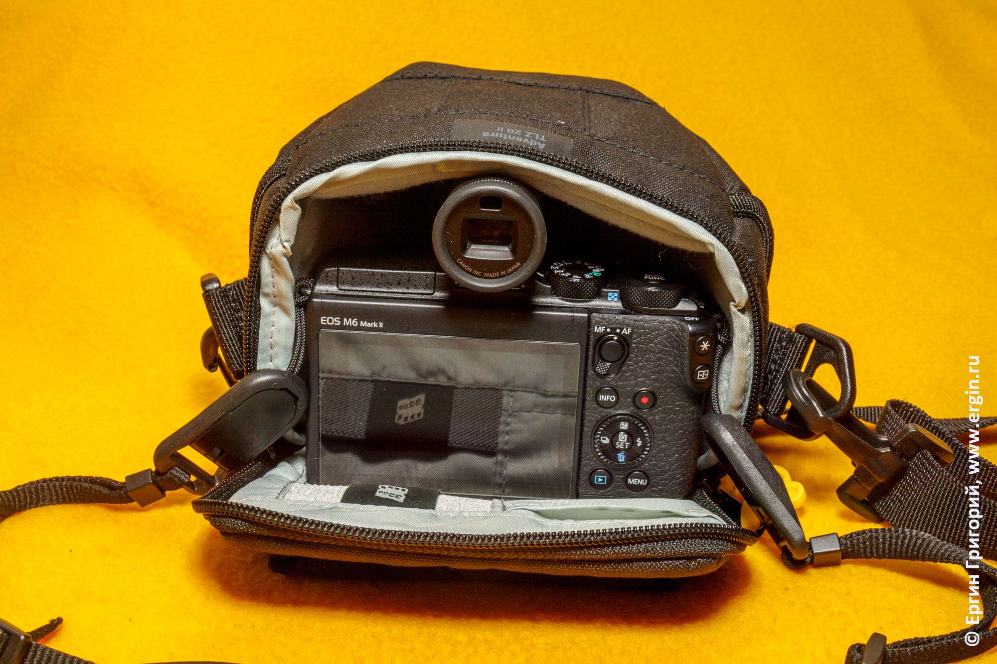 Canon M6 Mark 2 с надетым электронным видоискателем Canon EVF-DC2 в сумке.