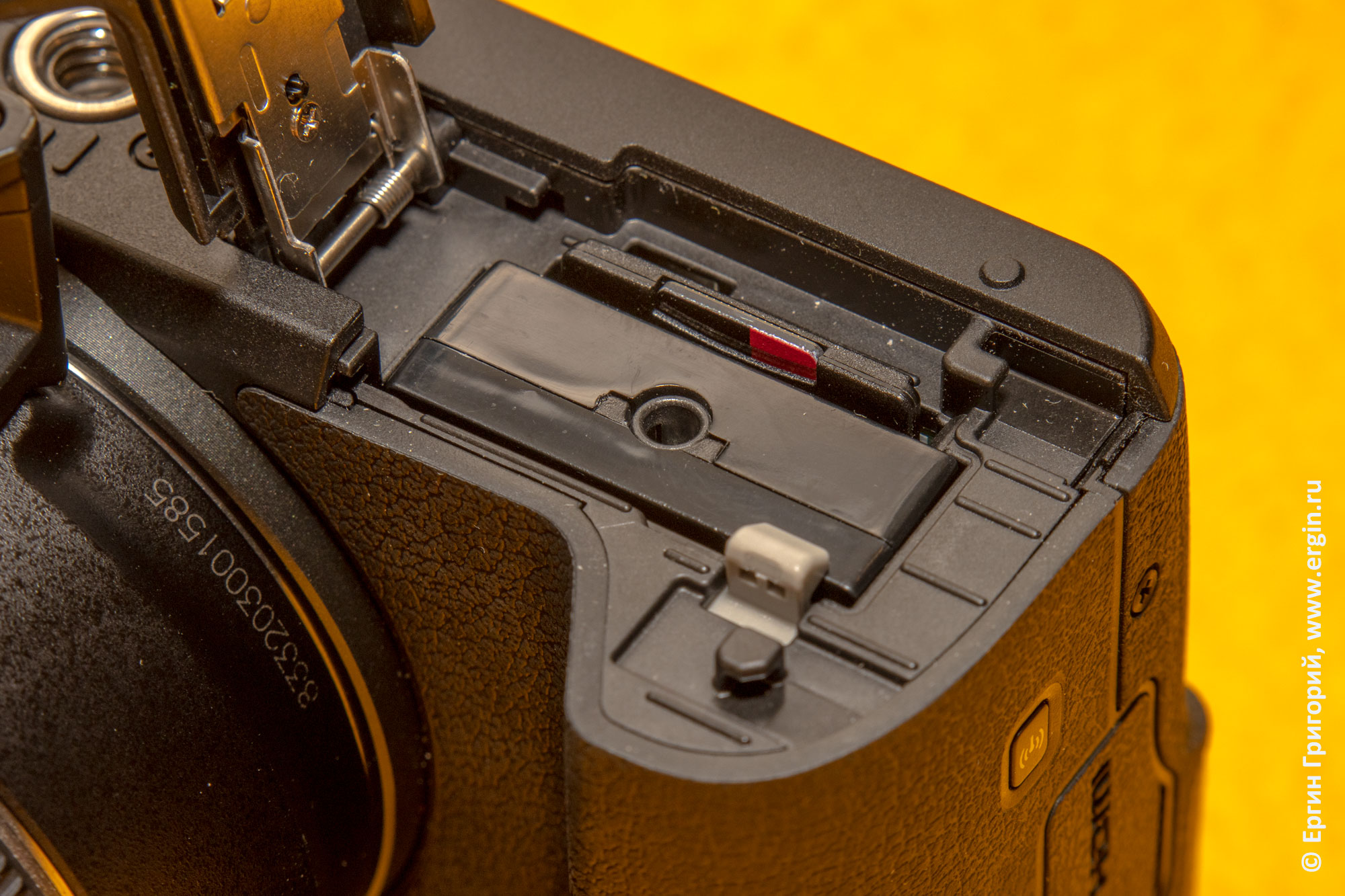 Аккумулятор-пустышка с разъемом в Canon EOS M50
