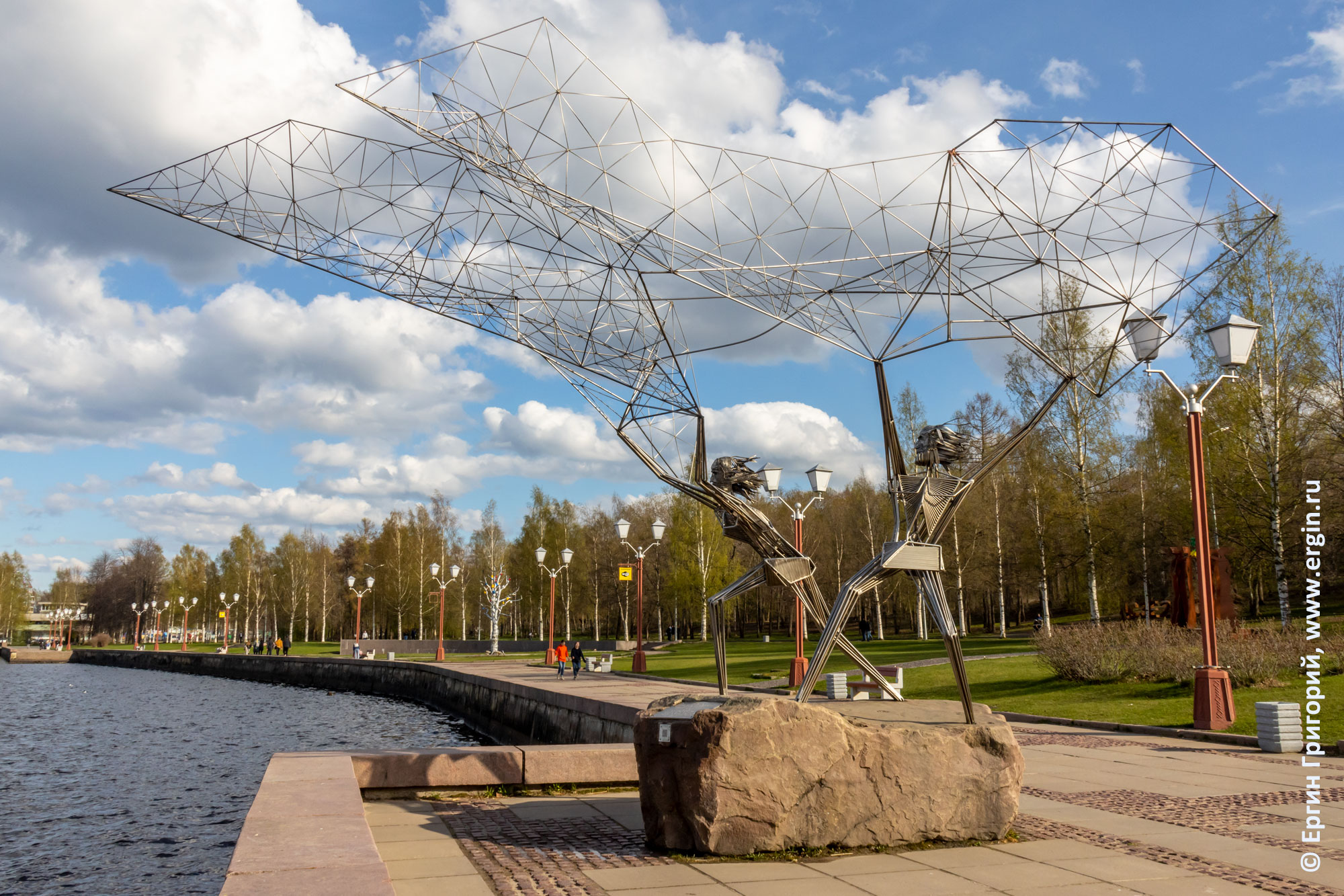 Скульптура "Рыбаки" на набережной в Петрозаводске