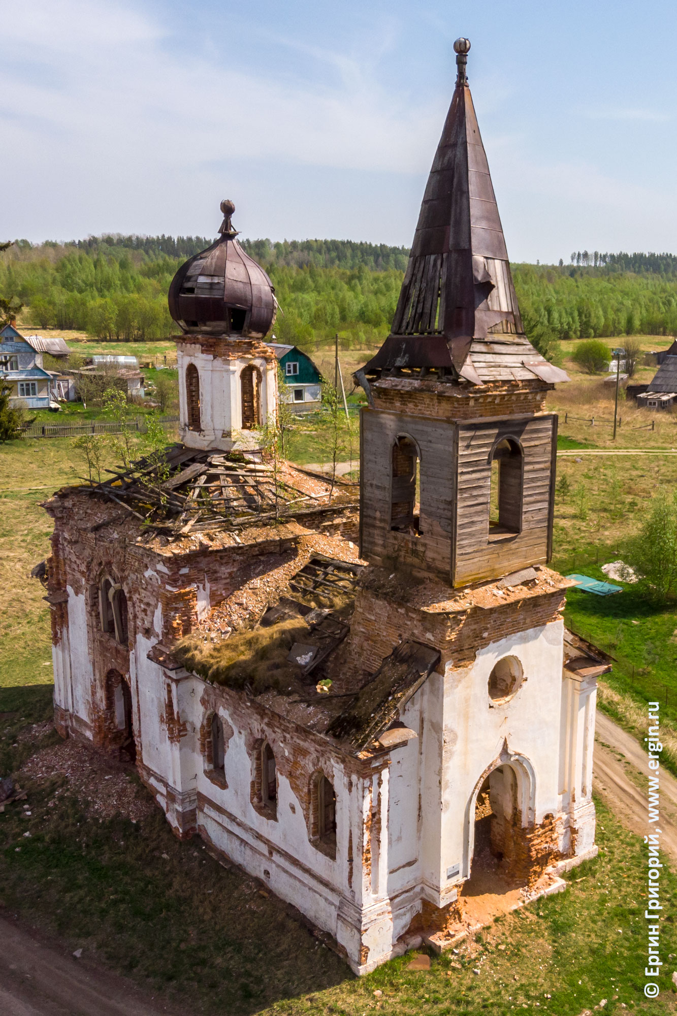 Разрушенная церковь на берегу Тивдийки