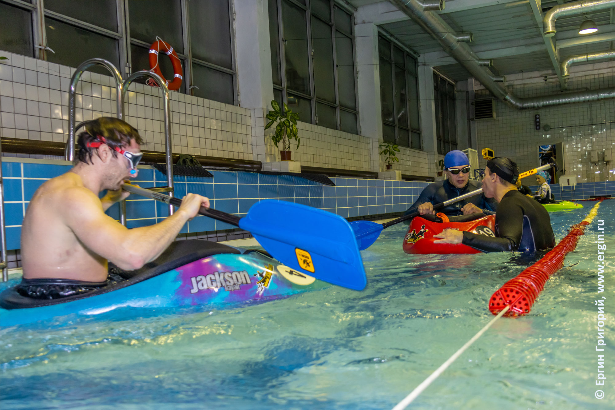 Сплит-тренировка по эскимосскому перевороту на каяке в бассейне
