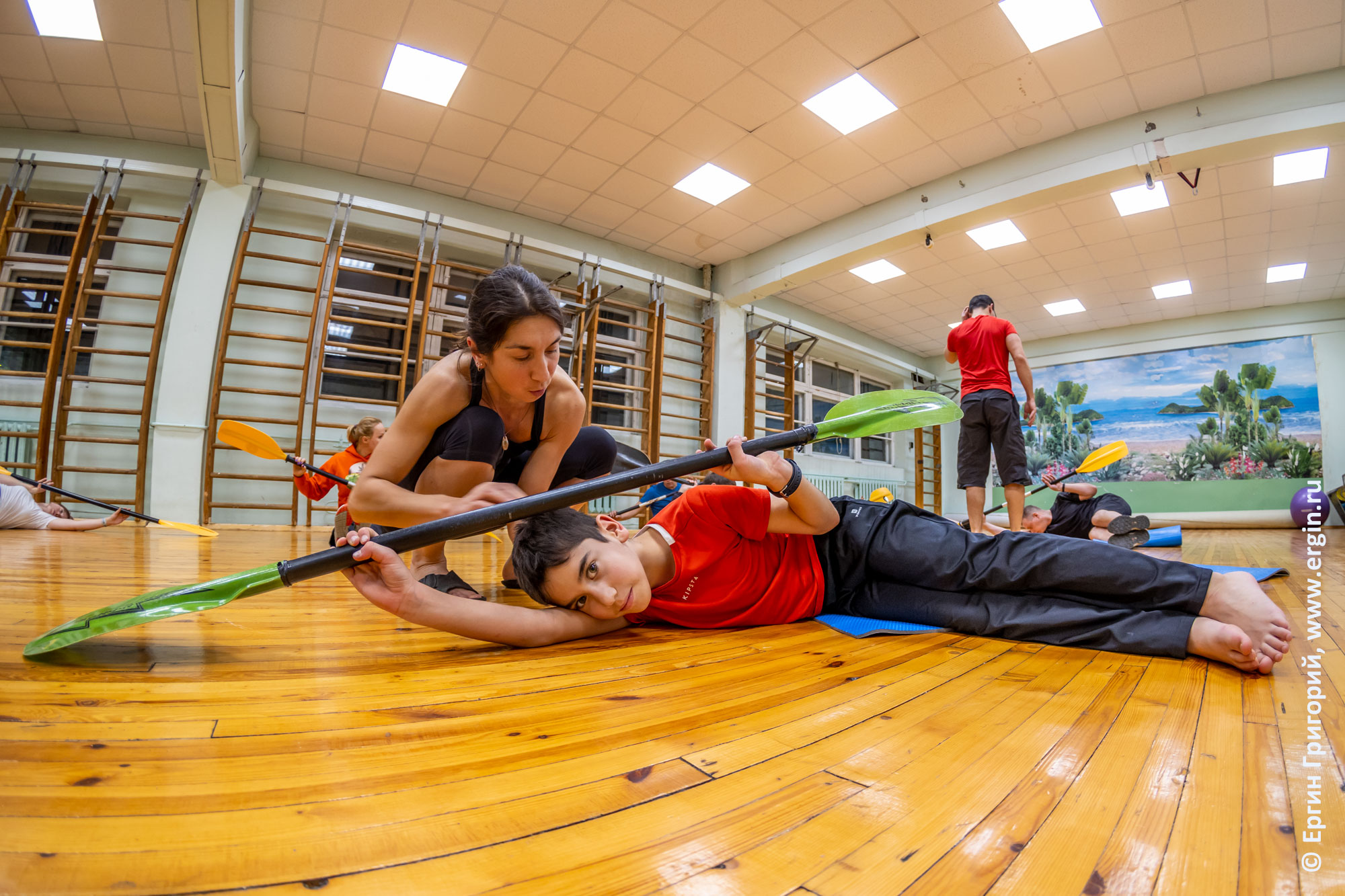 Детские тренировки по каякингу в спортивном зале