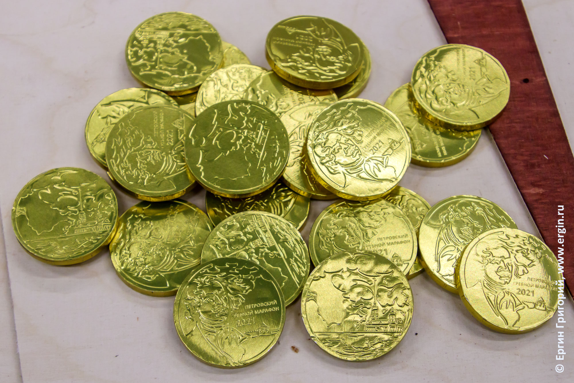 Шоколадные медали Петровского марафона на каяках