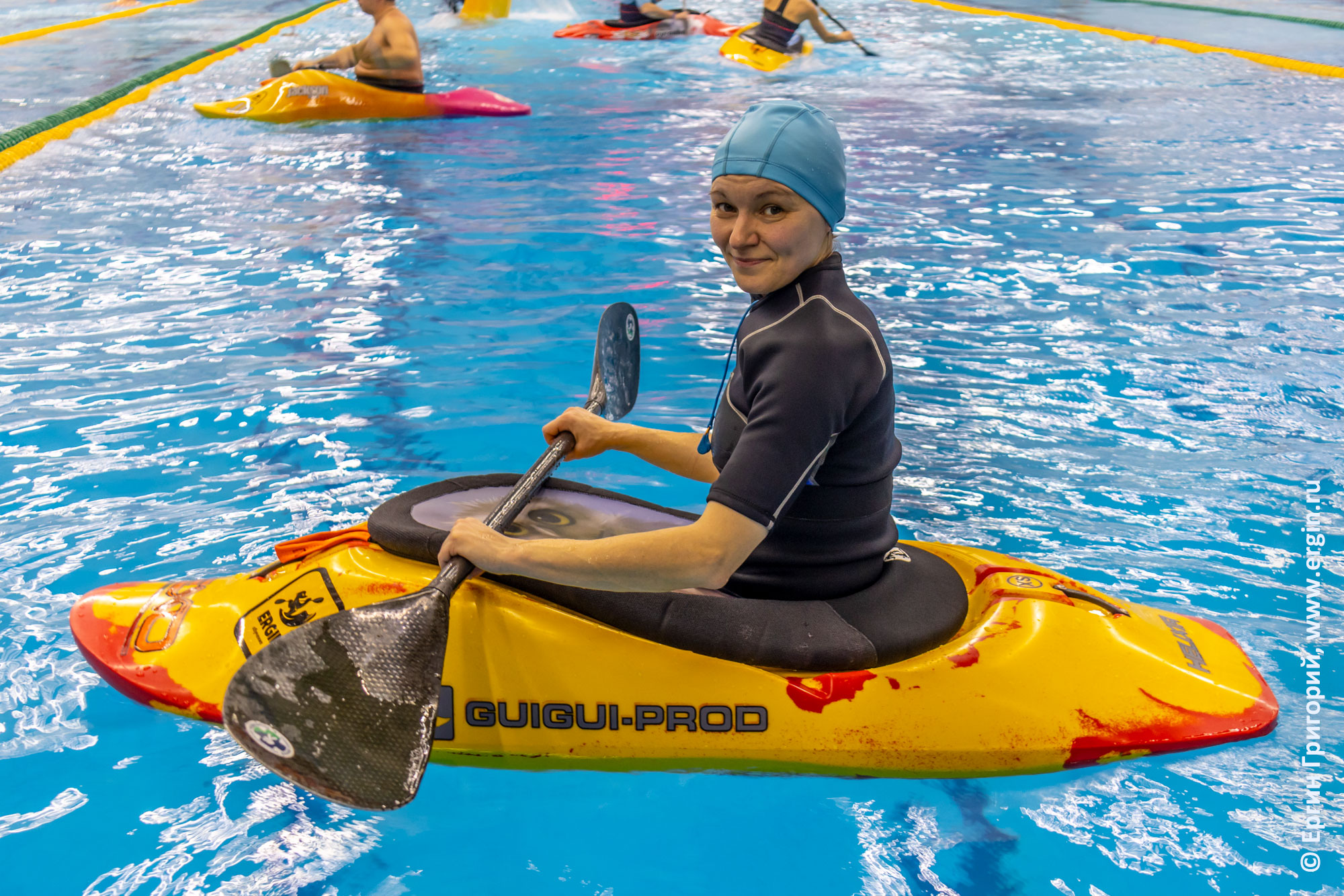 Девушка-каякер на каяке для фристайла на бурной воде EXO Kayaks GuiGui-prod Helixir-2018 размера XS тренируется в бассейне