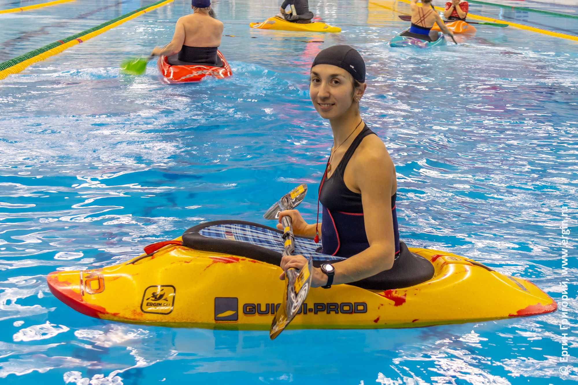 EXO Kayaks GuiGui-prod Helixir-2018 размера XS на тренировке в бассейне по фристайл-каякингу