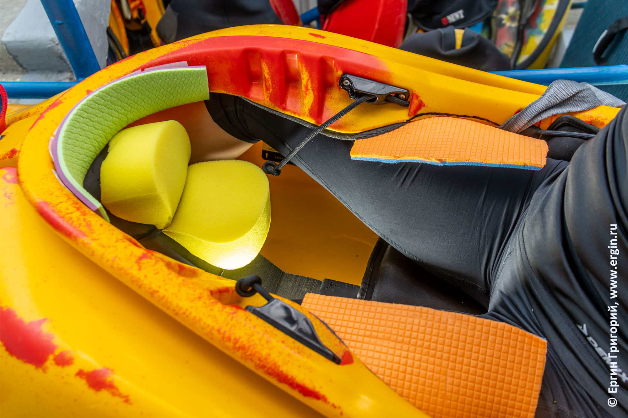 Пенка для защиты бедер в каяке для фристайла EXO Kayaks GuiGui-prod Helixir-2018 размера XS 