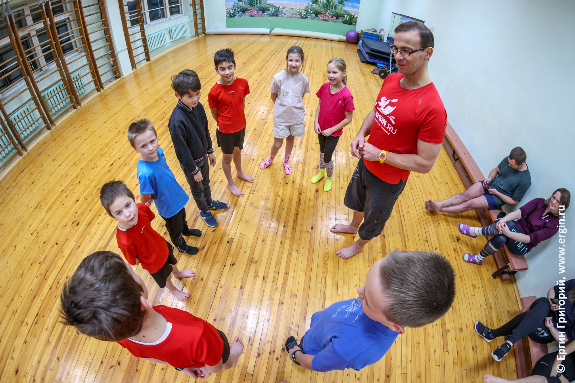 Детская группа по каякингу, тренировка в спортзале