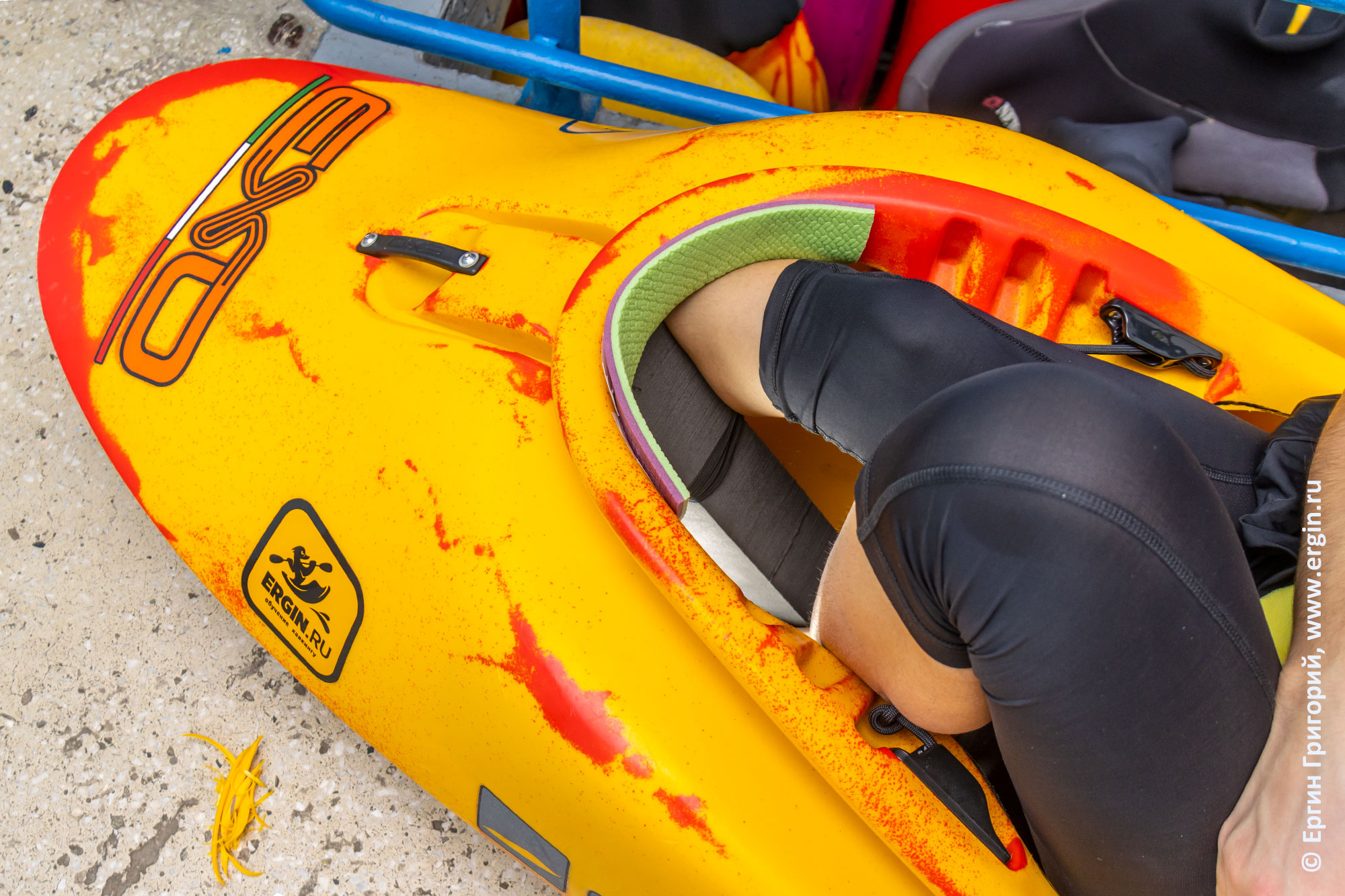 Защитный слой мягкой пенки на кокпите EXO Kayaks GuiGui-prod Helixir-2018 размера XS  для защиты ног при посадке