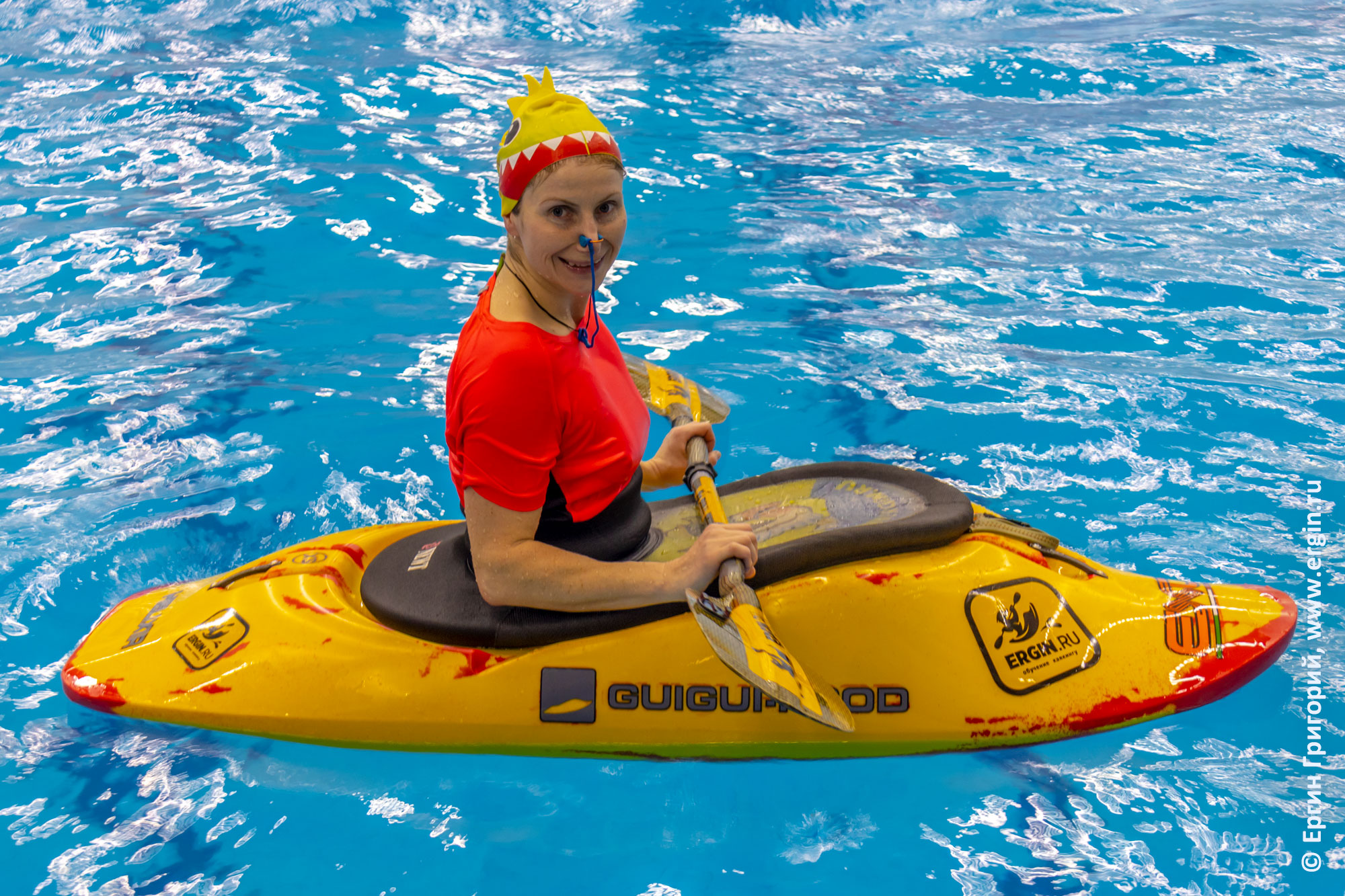 Девушка на каяке EXO Kayaks GuiGui-prod Helixir-2018 размера XS на тренировке в бассейне