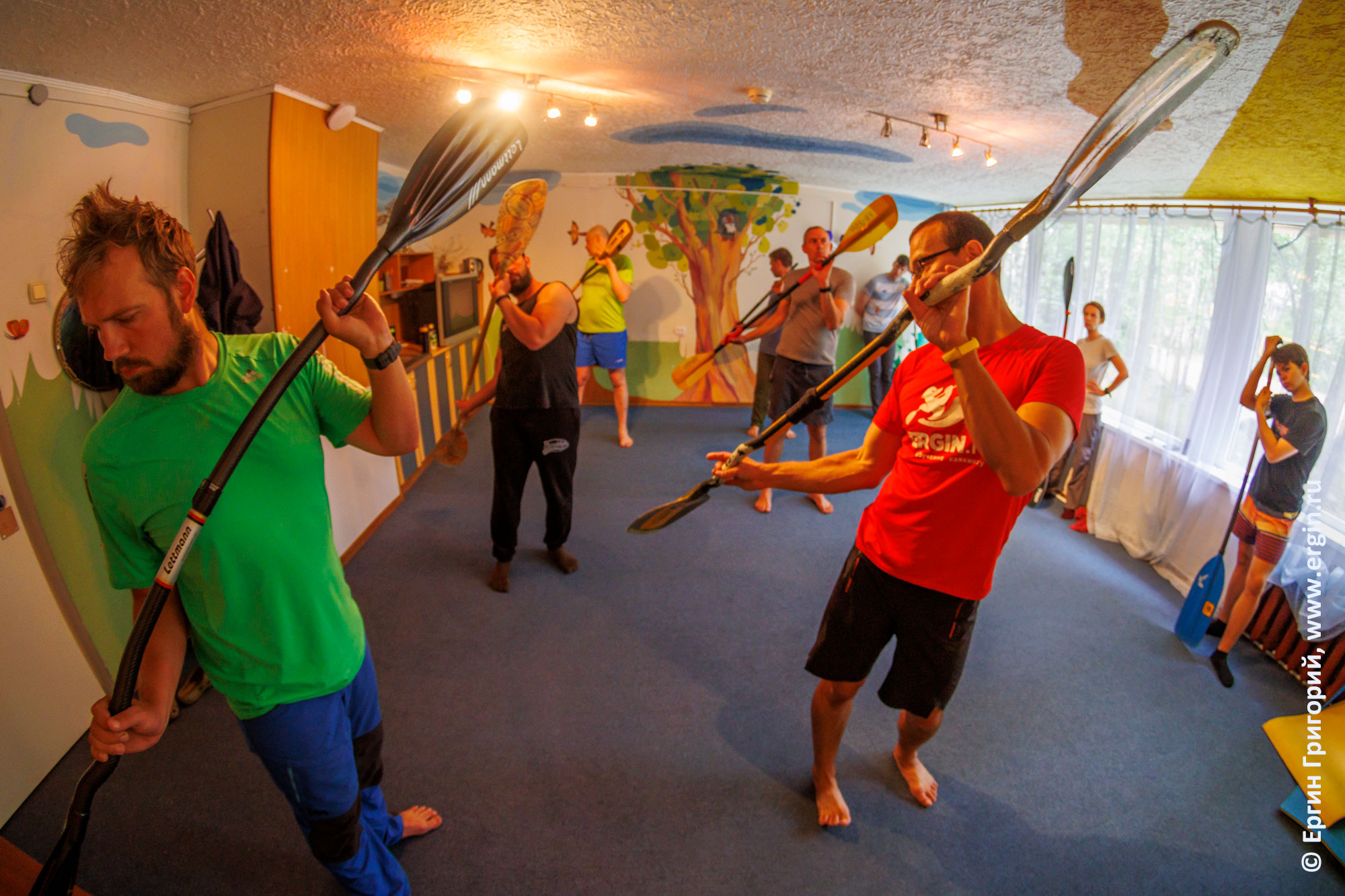 Сухие тренировки с веслами на интенсив-курсе по эскимосскому перевороту в Лосево.
