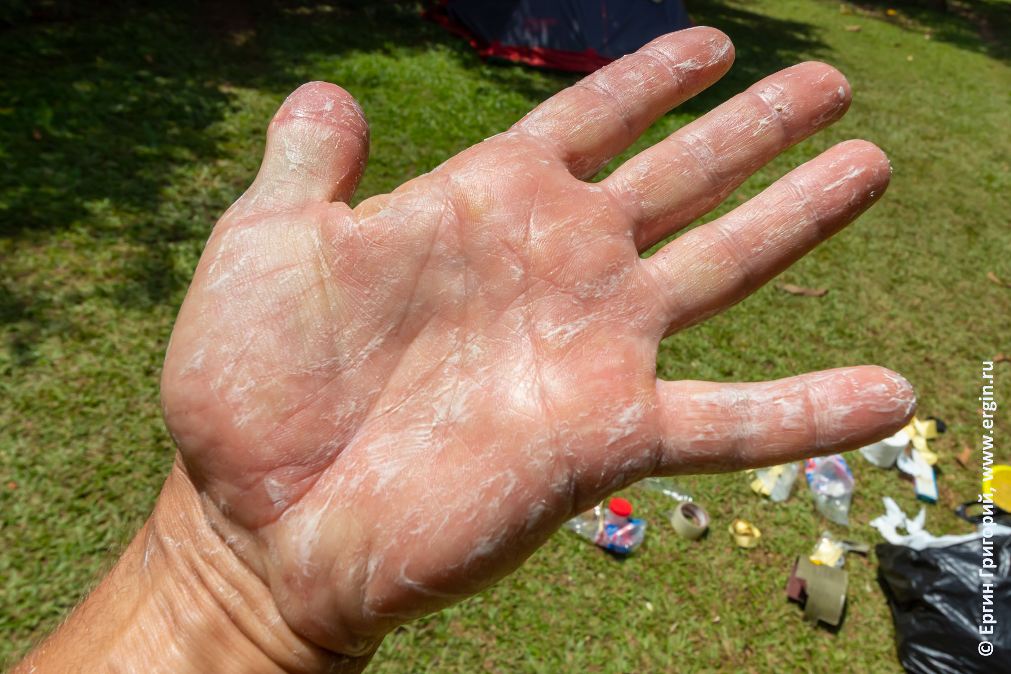 Защитный слой мыла на руке для работы с эпоксидной смолой