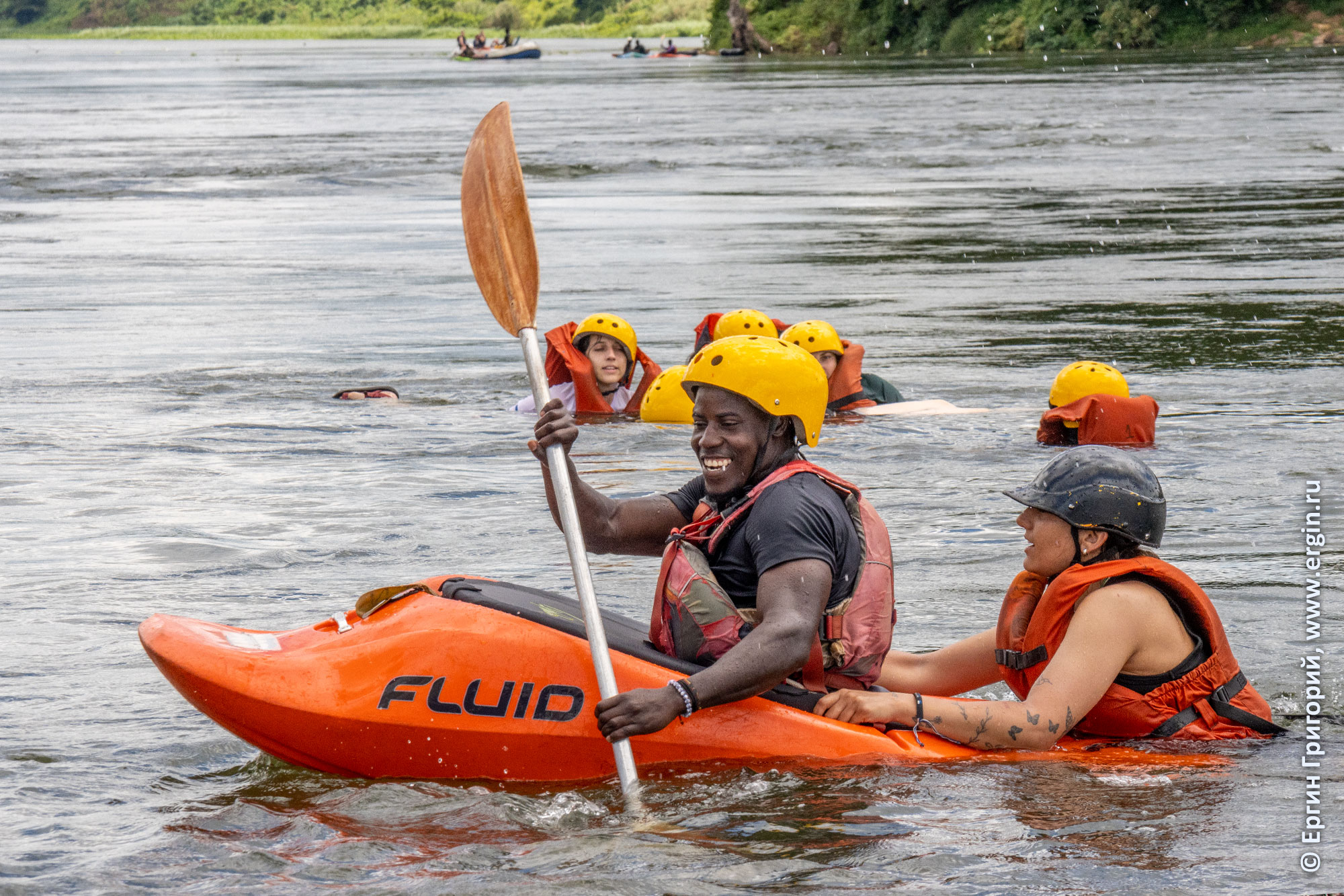 Каякеры страхуют купающихся рафтеров на реке Нил в Уганде