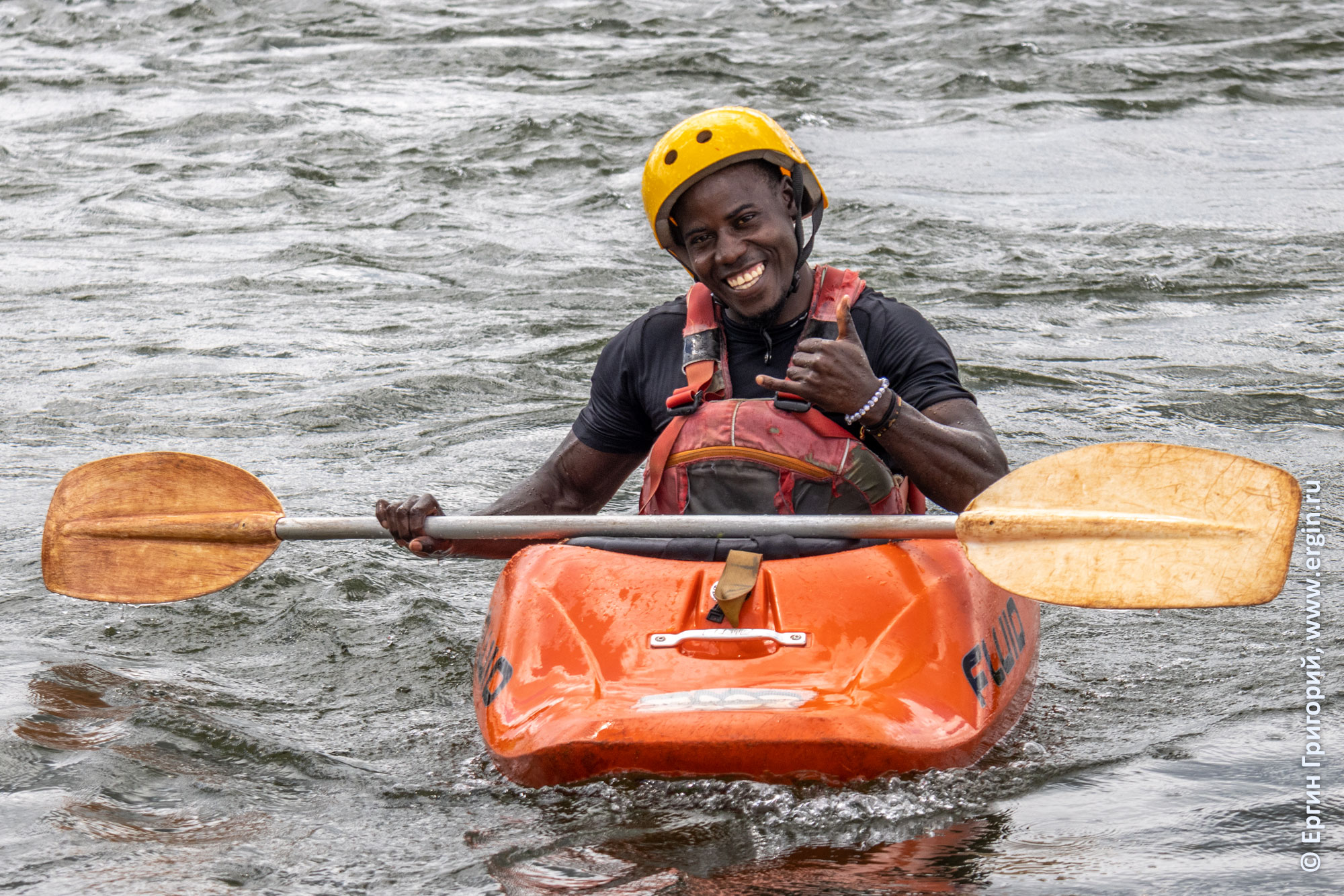 Позитивный сейфети-каякер на рафт-прогулке по Нилу в Уганде, Африка 