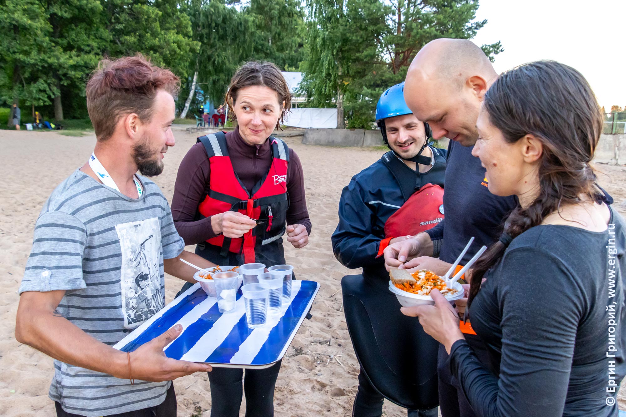 Организаторы Гребного марафона Тритон-2022" кормят горячей едой участников интенсив-курса по эскимосскому перевороту в Лосево