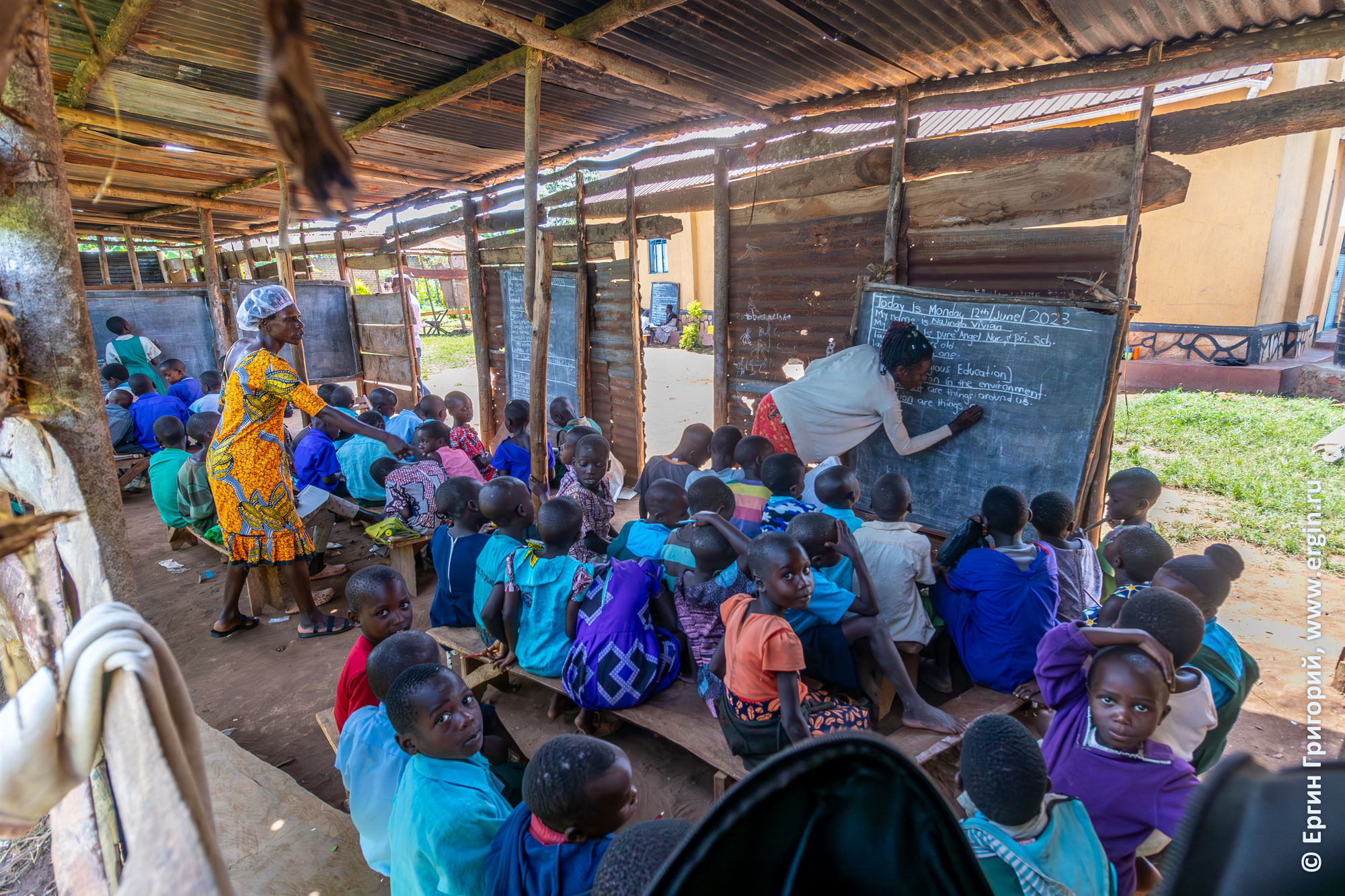 Большое помещение в угандийской школе