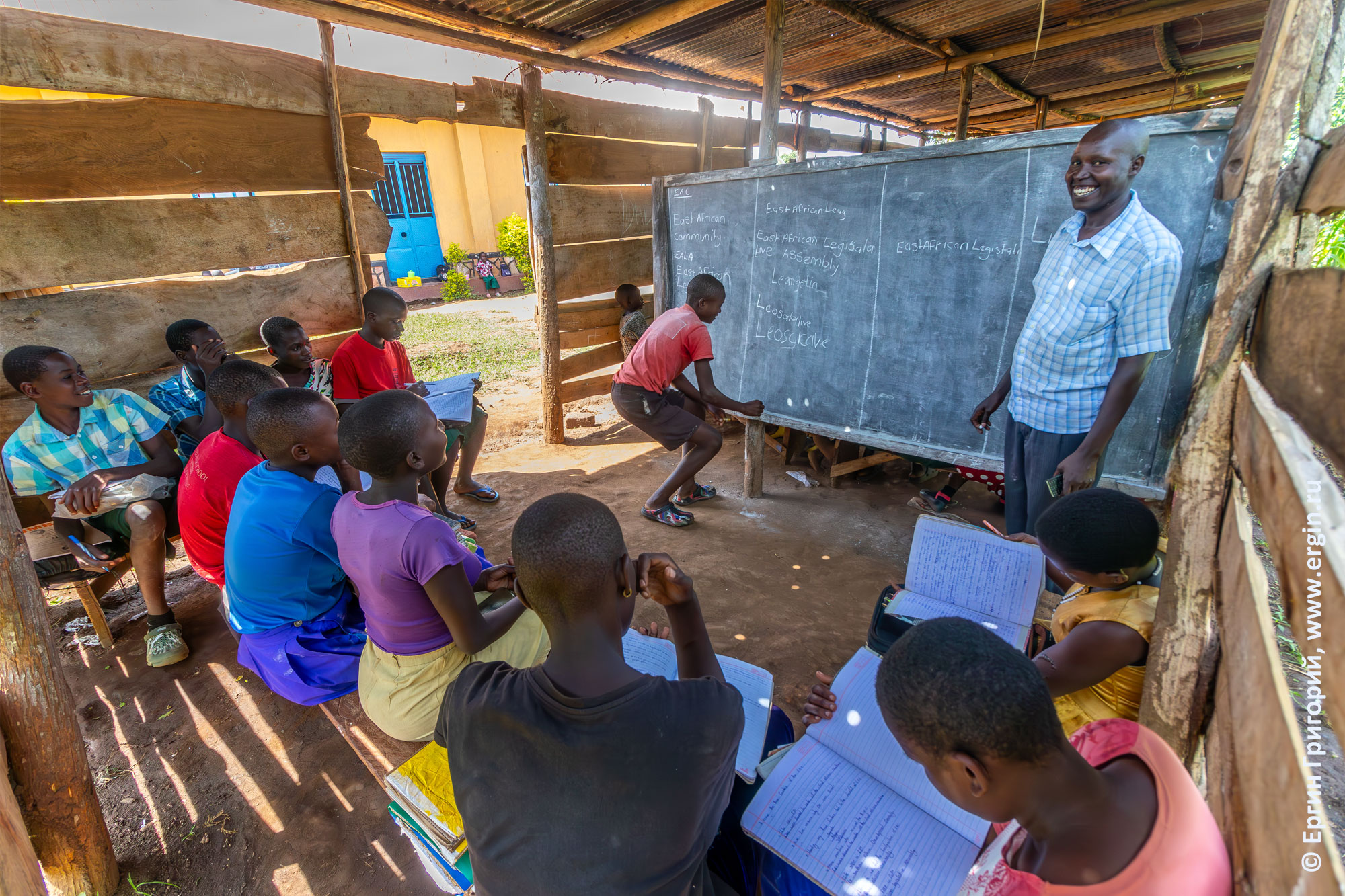 Директор школы в Уганде ведет урок
