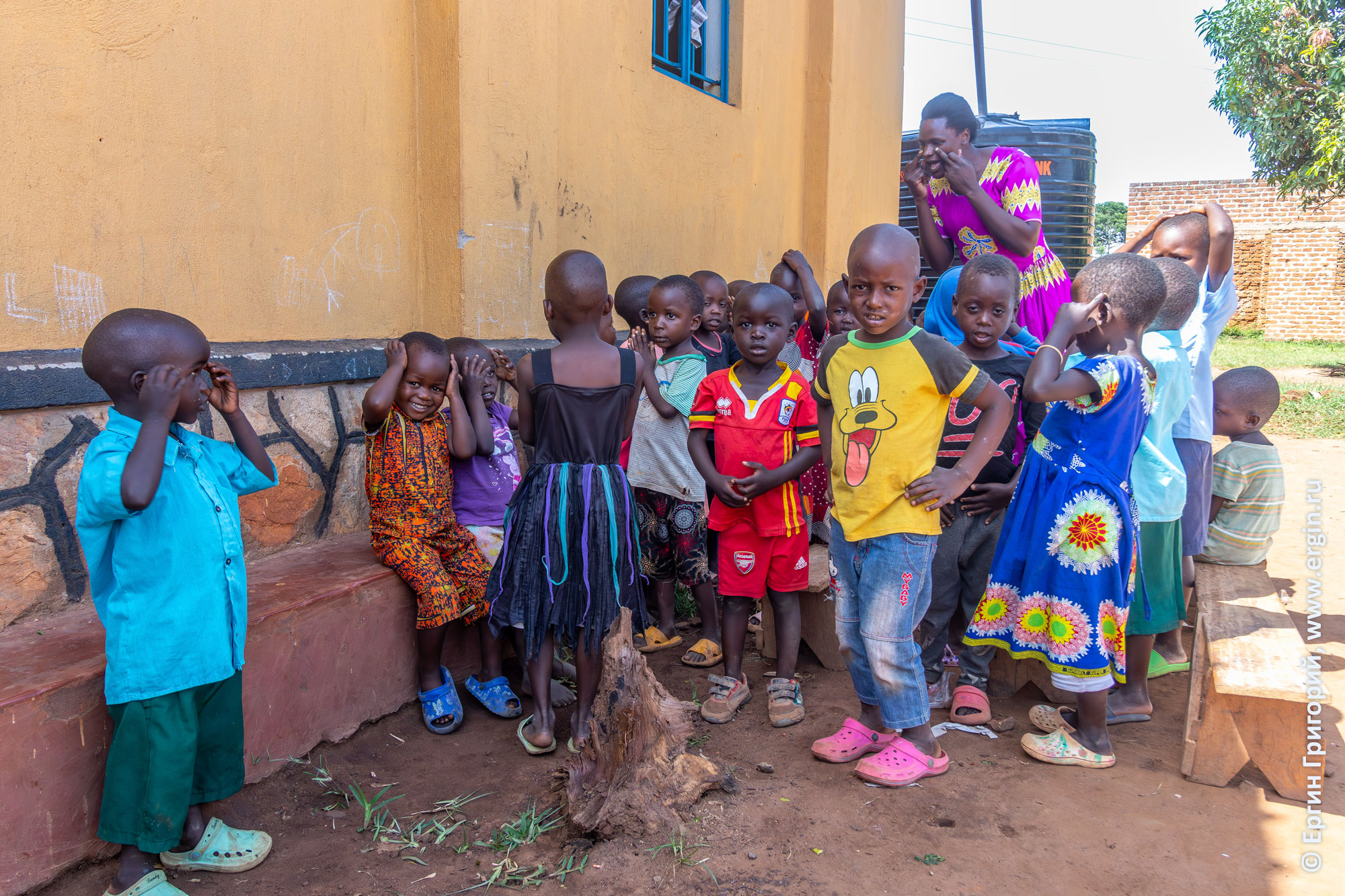 Младшая группа угандийской школы занимается на ступенях церкви