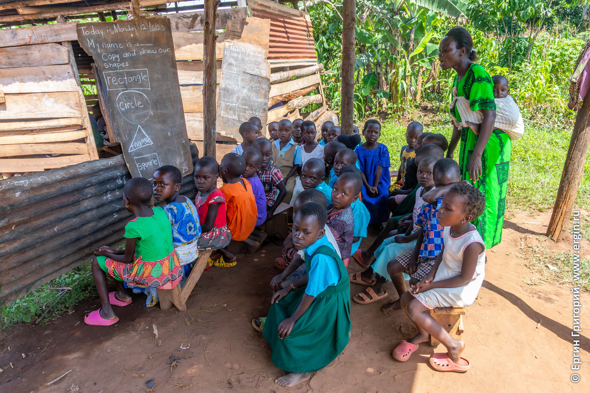 Младший класс в угандийской школе занимается под навесом
