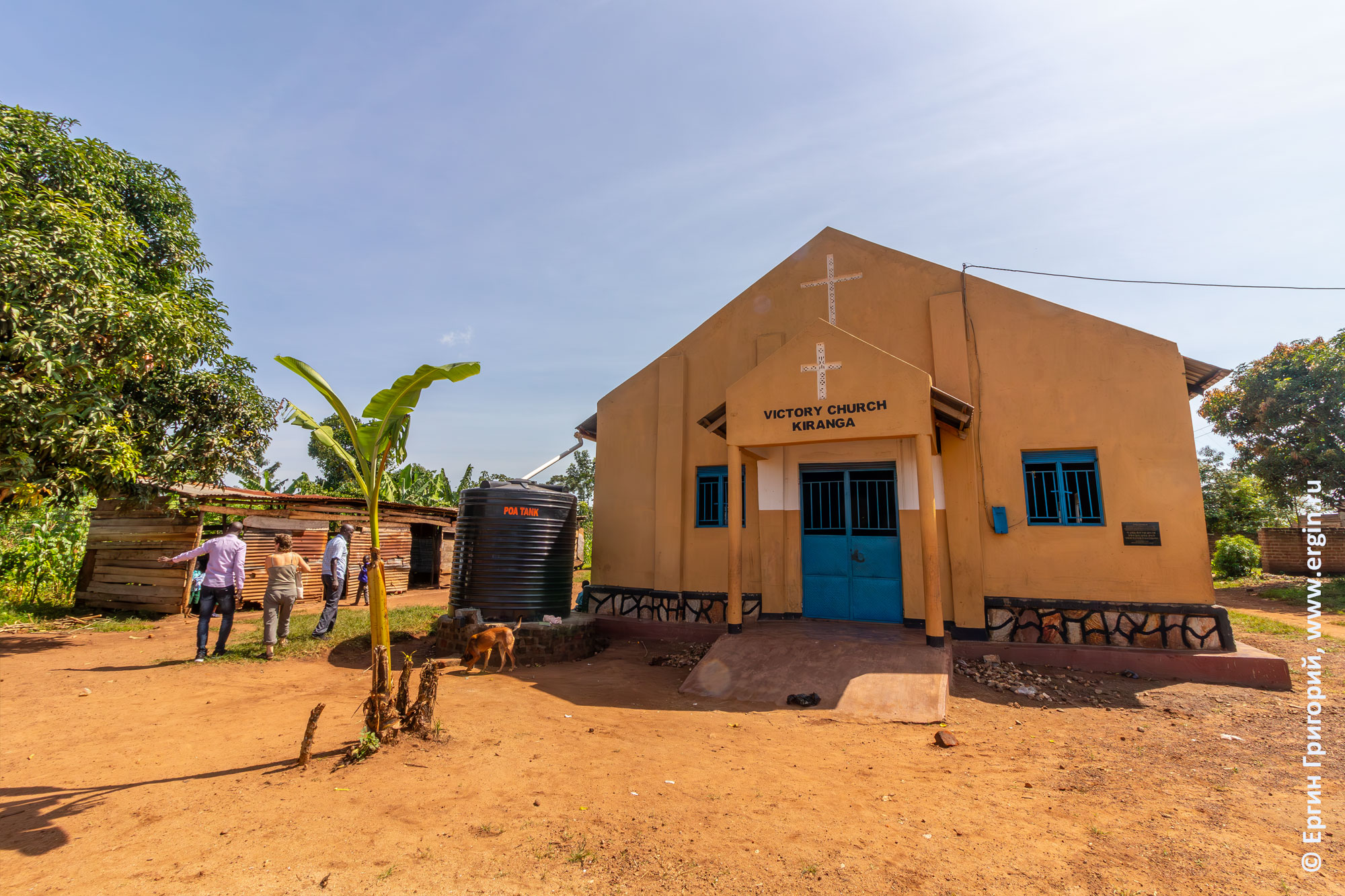 Церковь Victory Church Kiranga и угандийская школа рядом