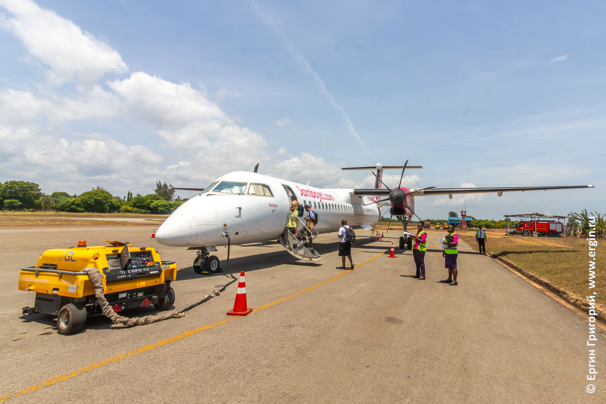 Самолет в аэропорту Диани, местные авиалинии Кении