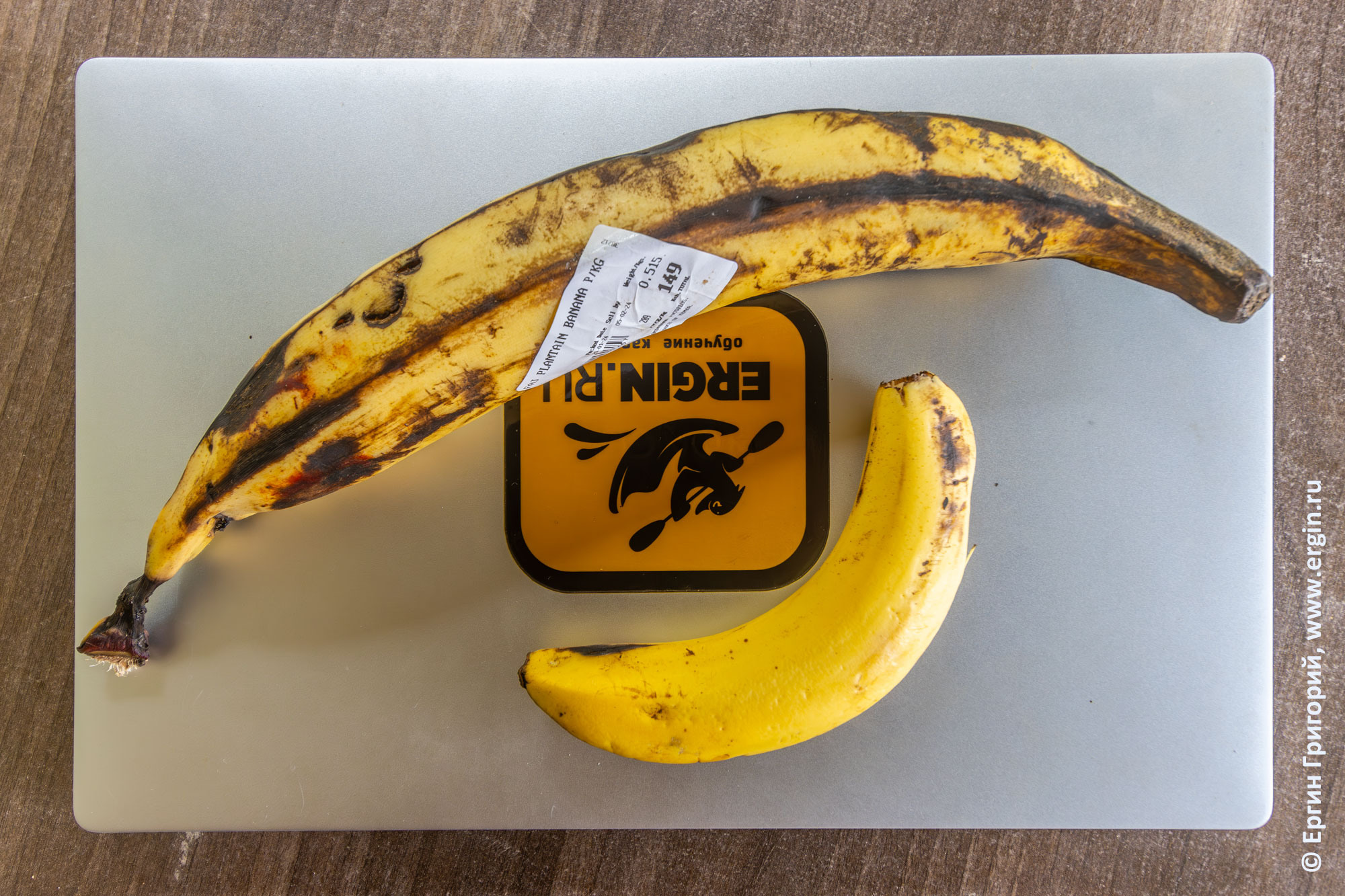 Плантан и обычный банан на ноутбуке 16'