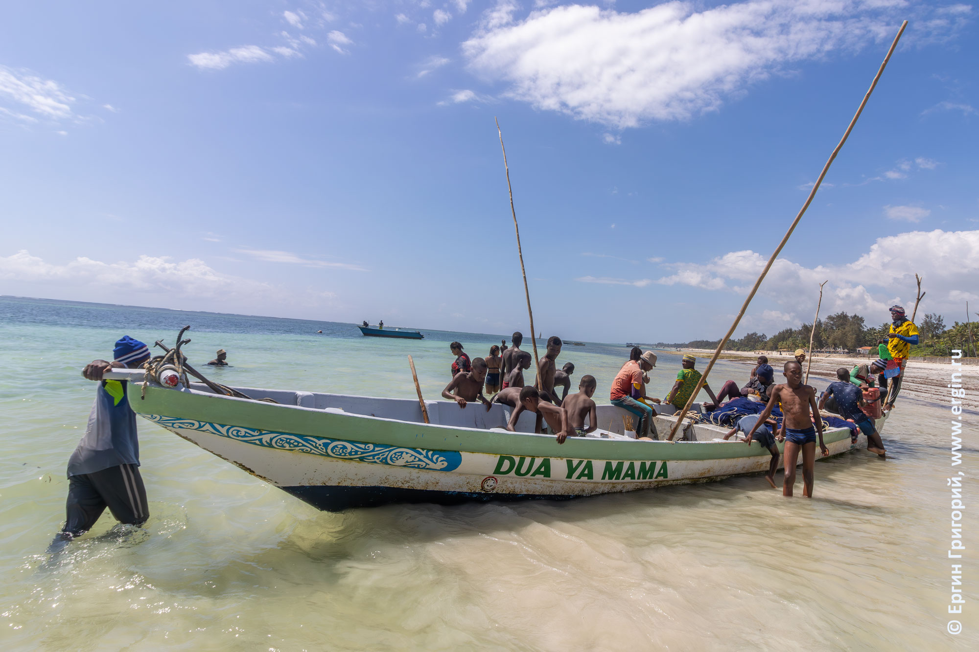 Кения, Индийский океан, возвращение лодки с рыбаками