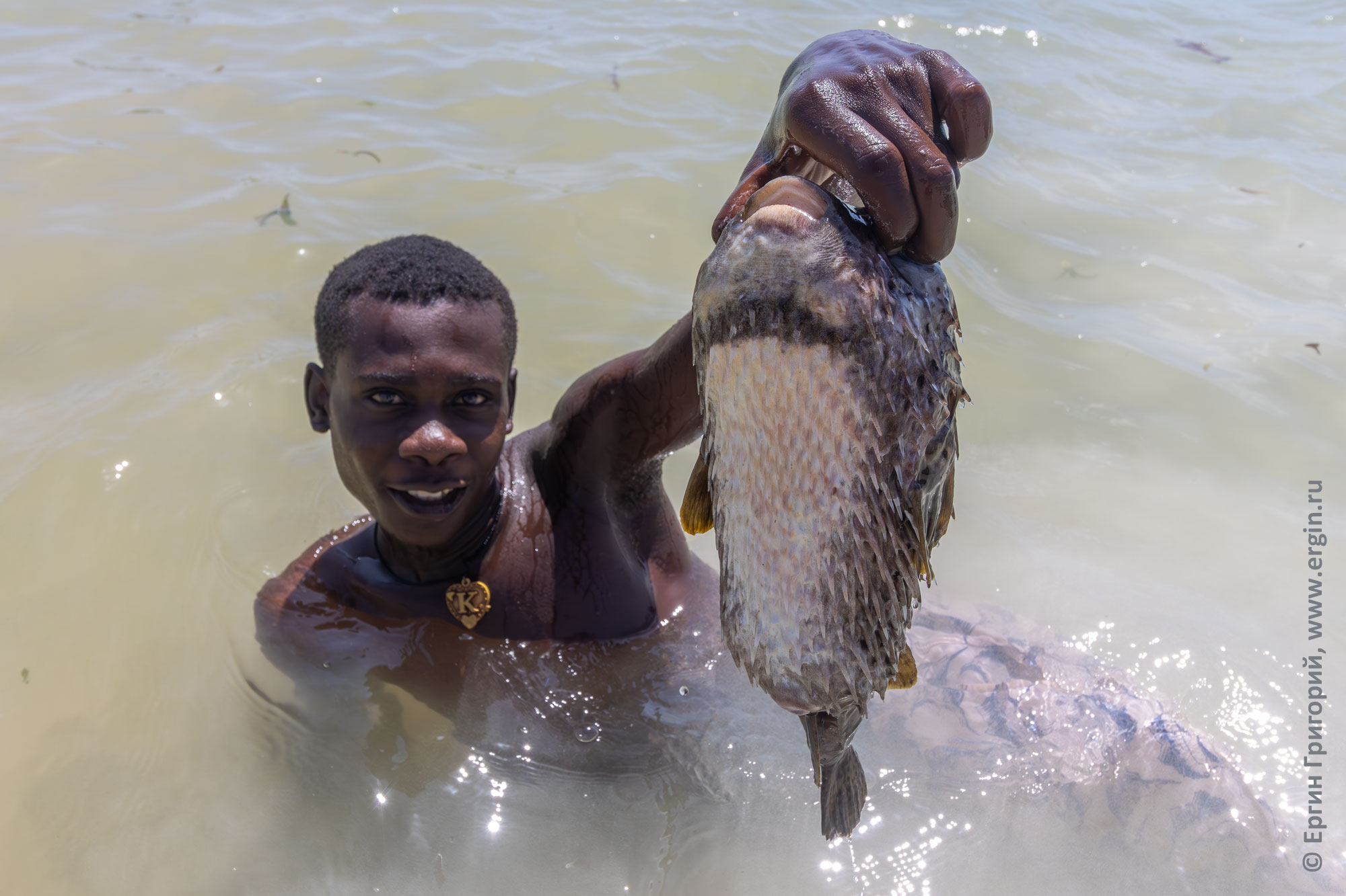 Юный кенийский рыбак с уловом